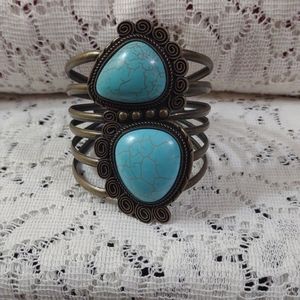 NWOT Turquoise clamp hinged bracelet